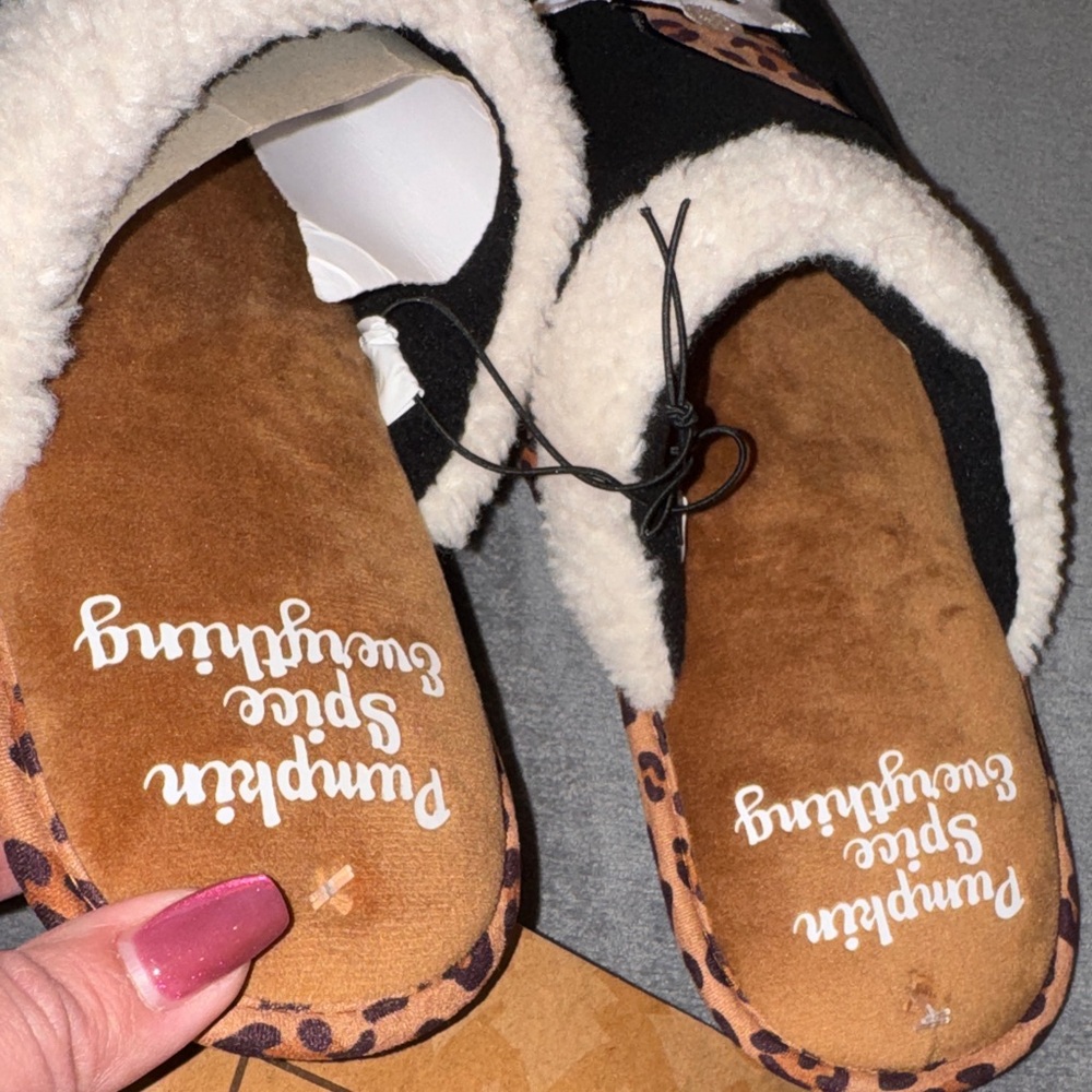 Dakota Fleece- NWT Leopard Trim Pumpkin Spice Gnome Slippers Size 9/10 - Picture 7 of 12